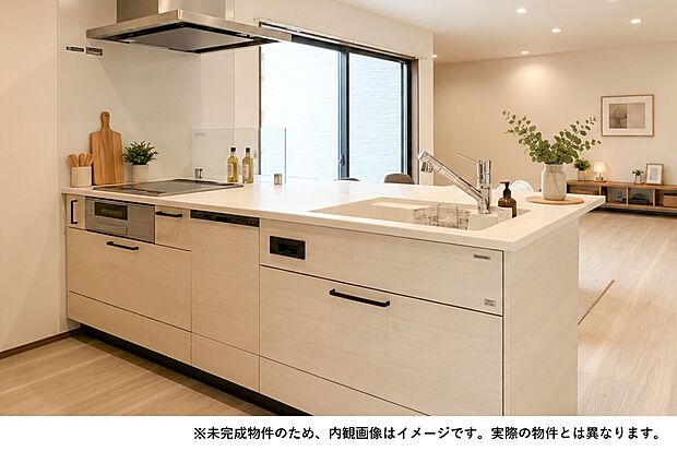 【視線が抜けるフルフラットキッチン】視線を遮らない開放的でお洒落なデザイン。お料理中も家族との会話が自然に弾むこだわりの空間です。