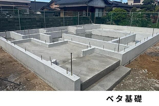 【ベタ基礎構造】安定感と耐久性に優れたベタ基礎を採用。地震や不同沈下に強く、安心して長く住める住まいを支えます。