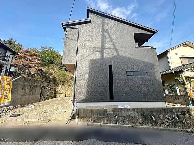 神戸電鉄有馬線「花山」駅徒歩約５分の立地に２階建ての新邸が誕生！《期間限定》外構のカラーセレクト可能です！