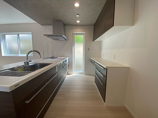 【キッチン】タッチレス水栓・食洗器・カップボード等嬉しい設備が充実。