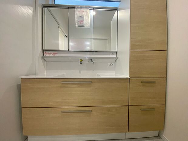 【２号地洗面化粧台】洗面台は余裕のあるサイズ。収納多数で安心です。