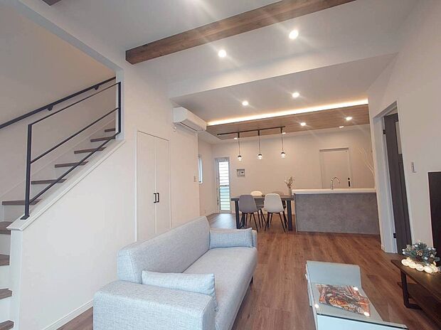 【プレシア 林堂 E号地 モデルハウス 　】プレシア 林堂 E号地 モデルハウス。　　　　　　　　　　　　　　　見せ梁、木彫の天井で落ち着いた雰囲気と間接照明でオシャレな空間を演出。 