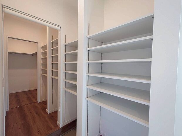 【玄関＋シューズクローク＋パントリー＋ファミリークローゼット】玄関からシューズクローク＋パントリー＋ファミリークローゼットと直線上に配置。生活導線に配慮した便利で収納力のあるお家です。