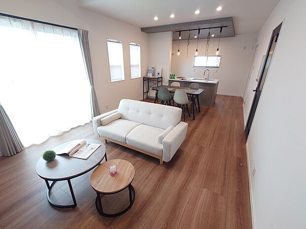 【内観施工例 (LDK) 】日々の生活同線の良いシンプルモダンな LDK