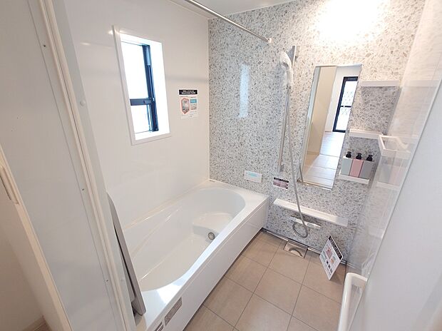 【バスルーム   (標準仕様）】浴室内のパネルも高品位のホーローなのでキズ、汚れにも染み込まないホーロークリーン浴室パネル。浴槽も断熱材で包み込んでいますので保温力抜群 !!