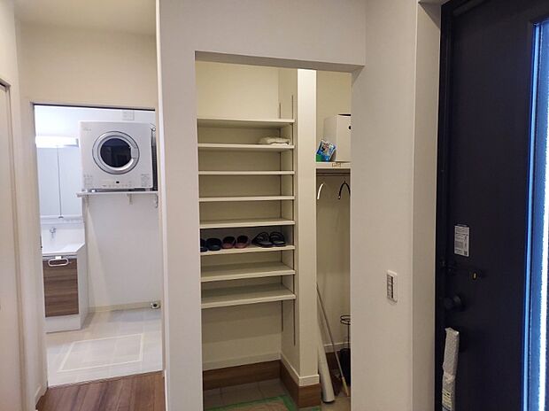 【シューズクローク】シューズクローク。土間仕上げで種類を選ばない収納力。