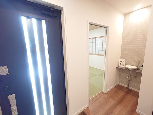 【玄関ホール(和室入口・手洗い)】玄関ホールより撮影!お客様が選ぶ欲しいアイテム。手洗い器! 玄関ホールにオシャレで機能的なコンパクトタイプを設置。