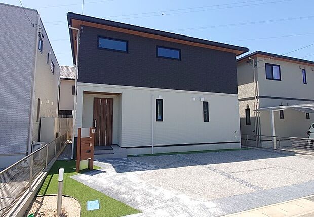 【5号地】
２色の外壁を貼り分けた、明るく落ちついた印象を与えるデザインです。