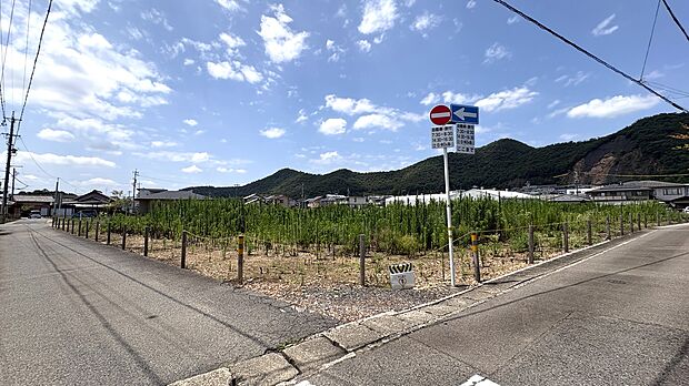 【南東側から】周辺には、バロー北一色店、業務スーパー岩地店、ドラッグストア、コンビニエンスストアなど、生活に欠かせない施設が充実。