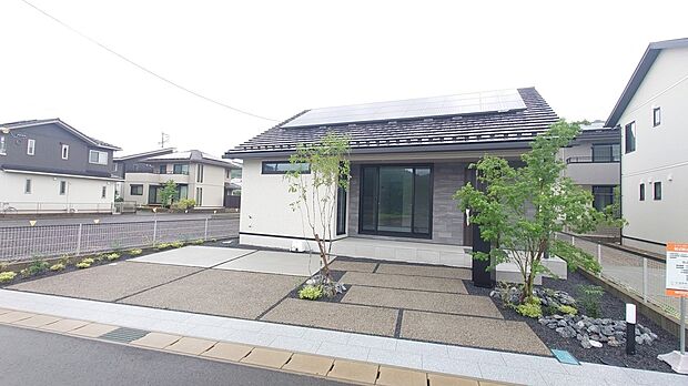 【 【9号地：外観】】張り分けられた玄関テラス部分の外壁が、非日常を感じさせる洗練された外観デザインとなっております！