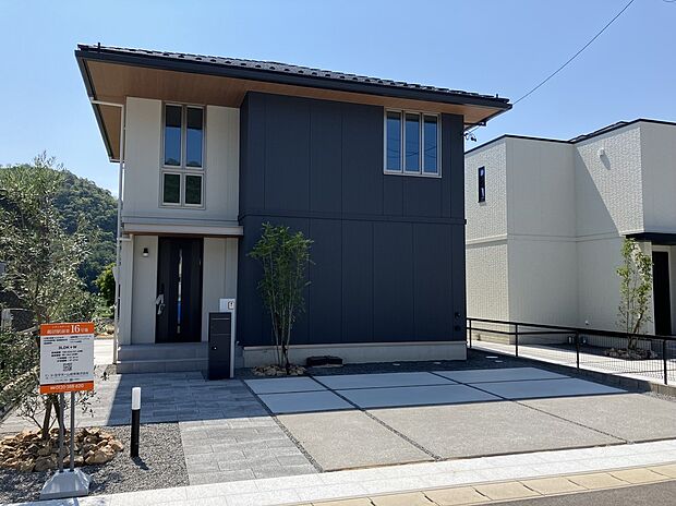 【【16号地：外観】】張り分けられた外壁の色のコントラストが美しい外観となっております！シンプルなデザインの中で、配置されたデザイン性の高い窓が人の目を引く個性を生み出しています。