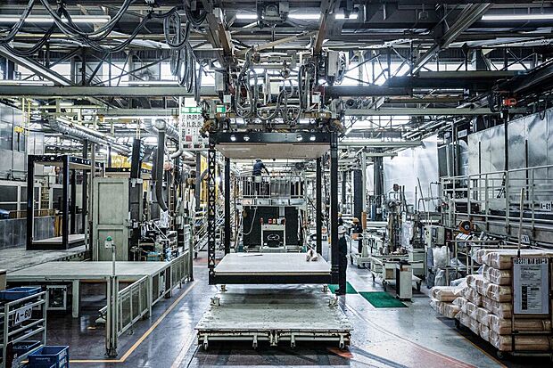 【【工場品質】】トヨタホームは家の85％を工場の中で作ります。天候や季節に左右されないので、作る人も作業しやすく、家の素材も雨に濡れる心配がありません。高品質な家づくりが可能です。 