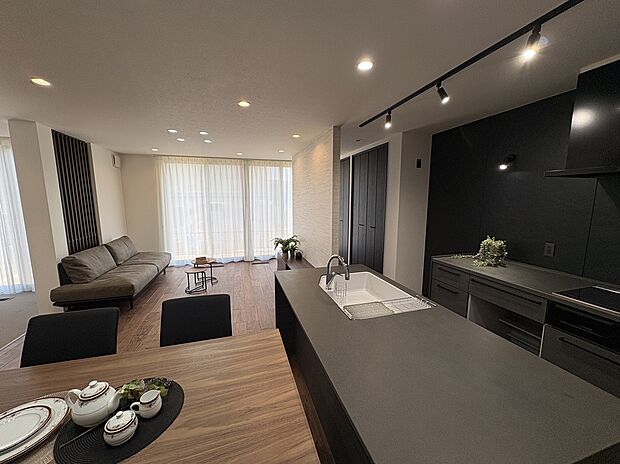 【【1号地LDK】】大きな窓からたっぷりの陽光が差しこみ明るく温かい空間です。