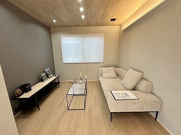 【リビング【1号地】】こもり感のあるリビングです。間接照明の柔らかい光があり、落ち着ける空間となっております。