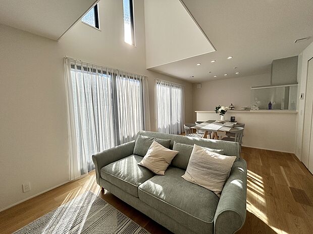 【LDK【5号地】】開放的なリビング吹き抜けがあります。晴れた日の上部から差し込む光で包まれたLDKは、とても暖かい空間です。