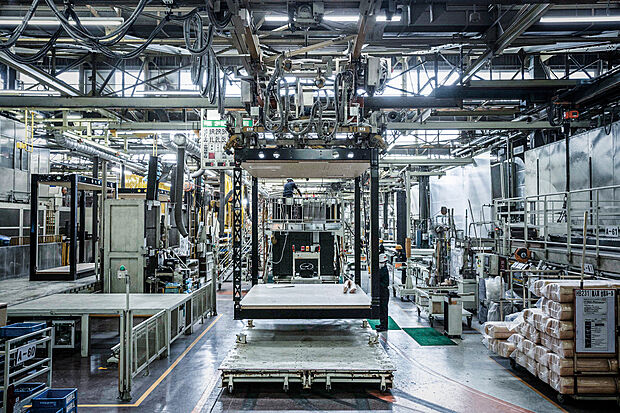 【工場品質】トヨタホームは家の85％を工場の中で作ります。天候や季節に左右されないので、作る人も作業しやすく、家の素材も雨に濡れる心配がありません。高品質な家づくりが可能です。 