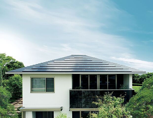 【太陽光発電パネル】太陽のエネルギーを利用して電力を生み出すクリーンなエネルギーシステム。環境に優しく、電気料金の削減や災害時の非常用電源としても活躍します。