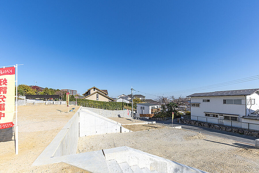 【現地写真】
閑静で穏やかな住宅街に圧巻の眺望と陽当りに恵まれた、永住の地に相応しい邸がいよいよ誕生いたします。造成工事も着々と進行中！