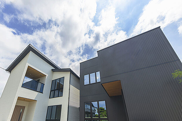 【近くの分譲地で公開中のNEWモデルハウス／建物外観写真】
コダワリの外観も思いのまま。KANJUの自由設計で是非世界に一つだけの邸を叶えて下さい。