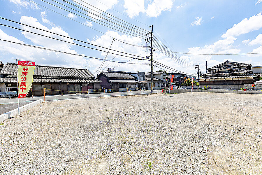 【現地写真】
広々とした現地は日当たりも抜群！
造成工事も完成し、これからお客様のお家が着工していきます！完成が楽しみですね！