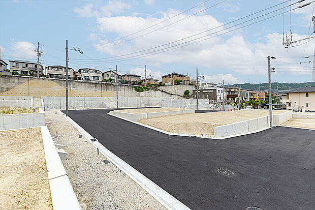 【現地写真】
陽当たりも良く、穏やかな住環境に誕生する全14区画の分譲地です。造成工事も完成しこれから新しいお家がどんどん誕生していきます。