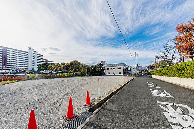 【現地写真】
陽当たりもよく穏やかな住環境。前面道路はゆとりある広さの一方通行で交通量も少なく安全です。