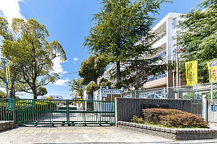 萱野東小学校 約700ｍ(徒歩９分)