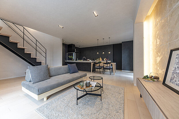 【【NEWモデルハウス／LDK】】シンプルかつモダンなつくりのLDKは暖かい空気に包まれ贅沢な時間が堪能できる場所に。