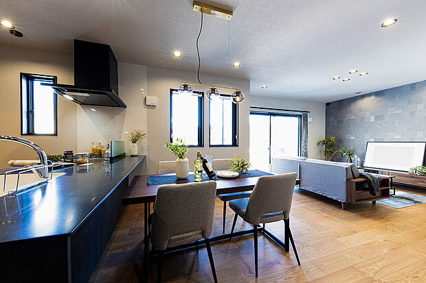 【【NEWモデルハウス/LDK】】コダワリを詰めたLDK空間は穏やかな日差しが差し込み眺望も楽しめる寛ぎの空間に。