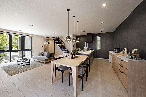 【【近くの分譲地で公開中のモデルハウス/LDK】】明るい光が差し込むLDKは家族が自然と集まるコダワリの場所。自由設計で叶える穏やかな空間を是非