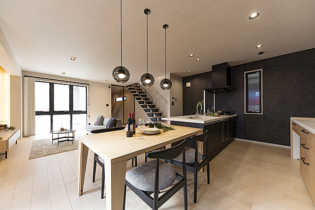 【【弊社施工例/LDK】】ゆったりとした開放感溢れるリビングは、ラグジュアリーなデザインで家族とのひと時を特別な時間に彩ってくれますね。