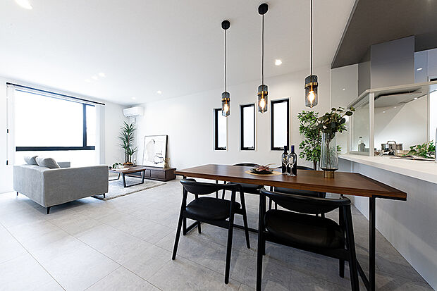 【【弊社施工例／LDK】】スタイリッシュな空間なら、理想の暮らしを叶えてくれます。是非一度ご見学ください！