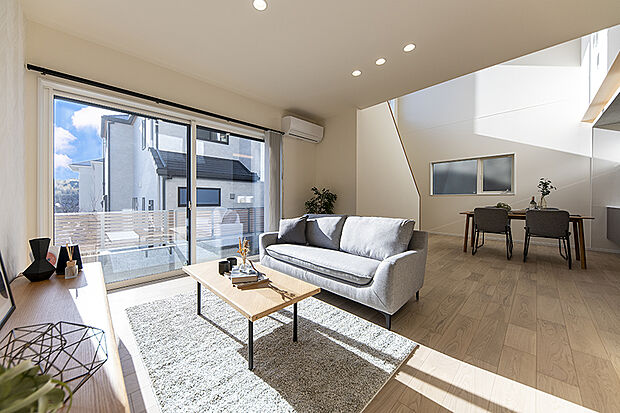 【【近くの分譲地で公開中のモデルハウス/LDK】】明るい光も優しい風も通り抜ける快適空間で理想の暮らしを叶えませんか。