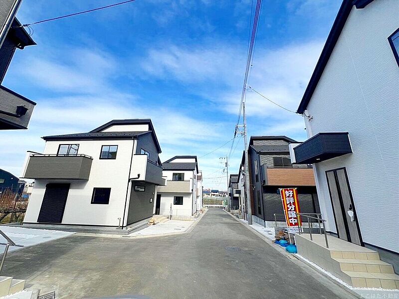 現地周辺は落ち着きのある住宅街。緑も多い環境です。