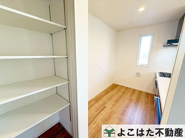 キッチン脇にパントリー(食物庫)を配置し、かさばりやすいストック品の整理にも困りません。