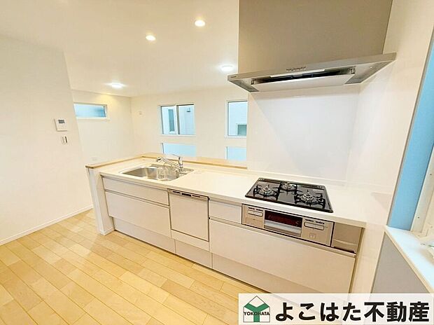 リビングを見渡せるオープンタイプのカウンターキッチンなので、食事の支度をしながらお子様の様子も確認できます。ご家族とのコミュニケーションを取りやすい空間を演出しています。