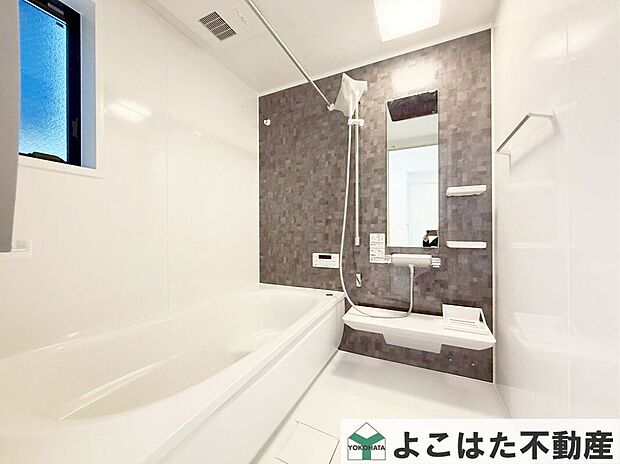 バスルームには浴室乾燥機が標準装備！雨の日のお洗濯に大活躍します。また、窓を開けずに換気できるので花粉対策や防カビにも有効ですね。