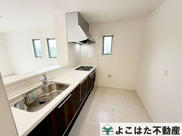 リビングを見渡せるカウンターキッチンは、作業もしやすい空間♪