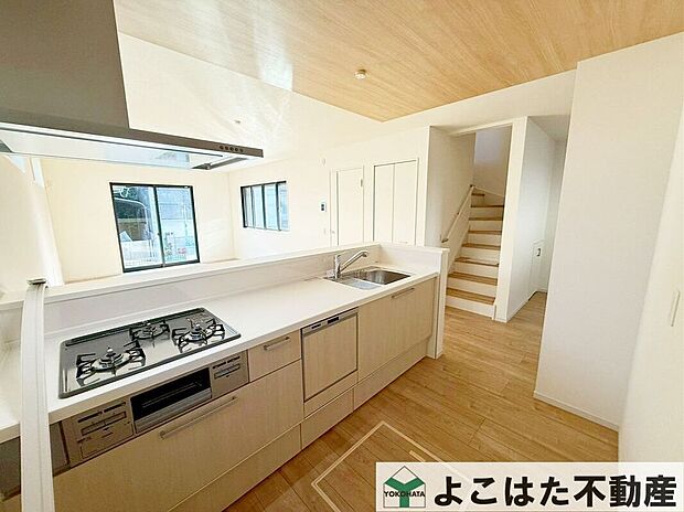 対面式のキッチンなのでリビングの様子を見ながら家事が出来るので安心！