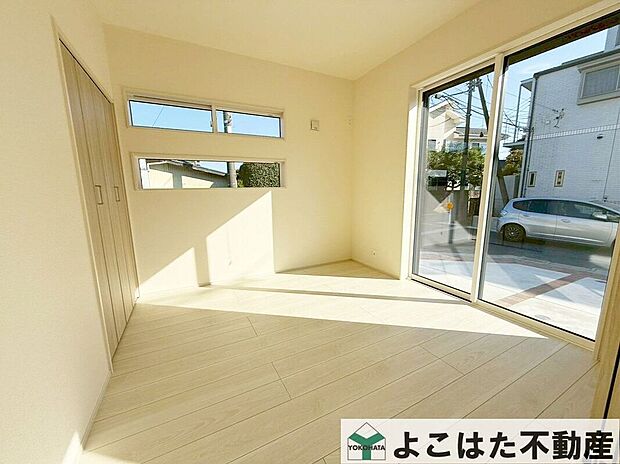 大きな窓から気持ちの良い陽光が差し込む居室。十分な収納を備え、片付けやすくすっきりとした住空間を保てる設計です。