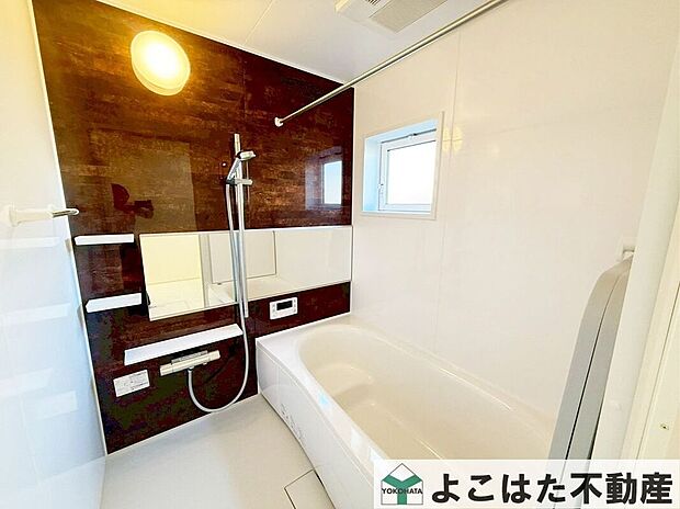 上質なデザインで仕上げられた高級感のあるバスルームです。横長の鏡が設置されたバスルームは、空間を広く見せる効果があり、明るく開放的な雰囲気！