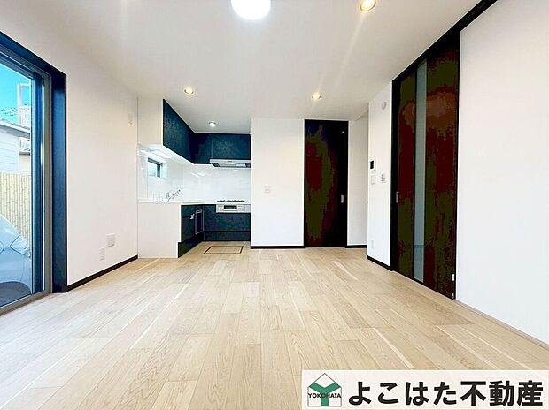 ご家族だんらんのスペースとなるリビング！窓が多くたっぷりの陽光を取り込みつつ、家具の配置にも配慮したプランニング。新生活に合わせて新しい家具を新調したくなりますね。