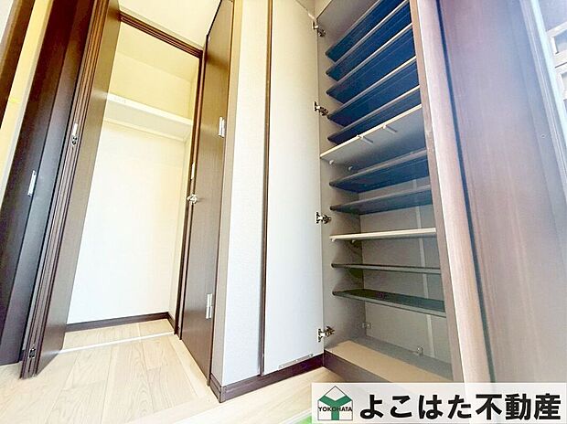 玄関には大型のシューズボックスがあるので、ご家族みんなの靴を入れても余裕があります！玄関スペースがすっきり片付くのでお出かけの際、帰宅の際も気持ちが良いです！