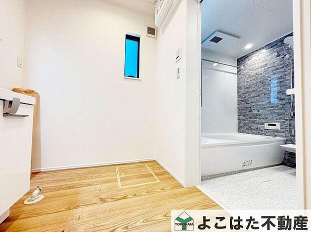 忙しい家族の朝や夜も快適に。ゆったりとした広さと充実の収納、便利な機能を兼ね備えた洗面所は、