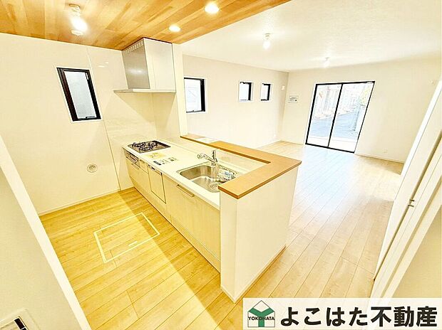 リビングを見渡せるオープンタイプのカウンターキッチンなので、食事の支度をしながらお子様の様子も確認できます。ご家族とのコミュニケーションを取りやすい空間を演出しています。