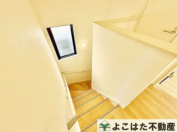 階段には手すりがあり安全です。窓もあるので日中は電気を付けなくても明るいです。