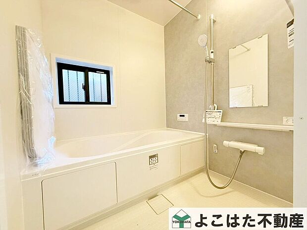 家族が顔を合わせやすいリビング階段を採用!広さと明るさを兼ね備えた快適空間!開放感のある窓からはたっぷり光が入り、居心地の良い暮らしを実現します。