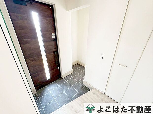 玄関にはシューズインクローゼットがあるので、ご家族みんなの靴を入れても余裕があります!玄関スペースがすっきり片付くのでお出かけの際、帰宅の際も気持ちが良いです!(1号棟)
