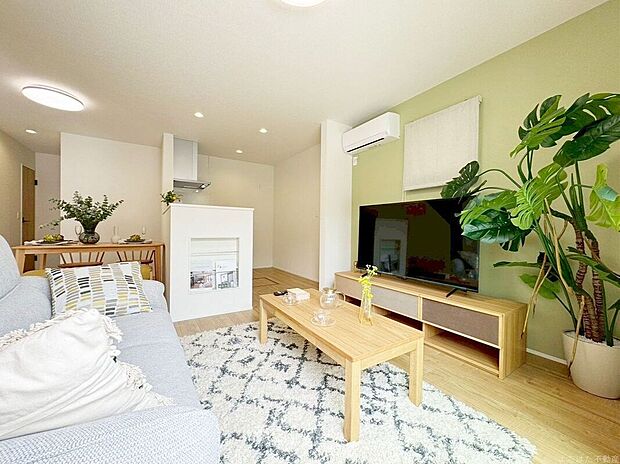 広々としたリビングの窓からはたっぷりの日差しが差し込んできます。