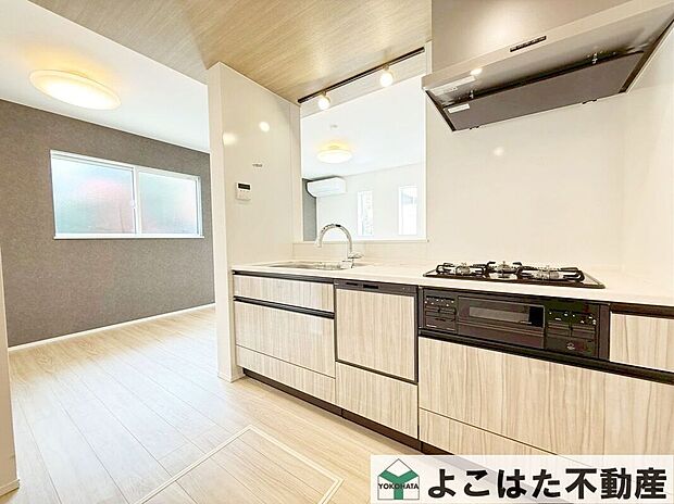 対面式のキッチンなのでリビングの様子を見ながら家事が出来るので安心!